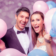 Brautpaar mit luftballons