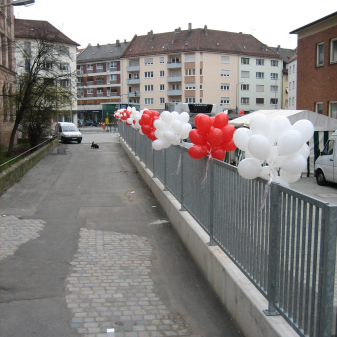 Ballonsträuße am geländer