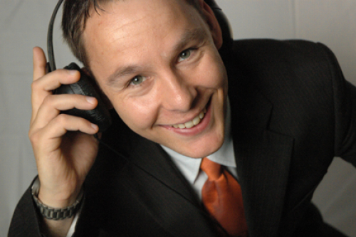 DJ Markus Schuh aus Augsburg lächelt in Kamera - Kleinschnitt