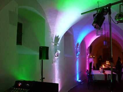 Loungige Atmosphaere durch das Lichtdesign von Hochzeits DJ Markus aus Augsburg