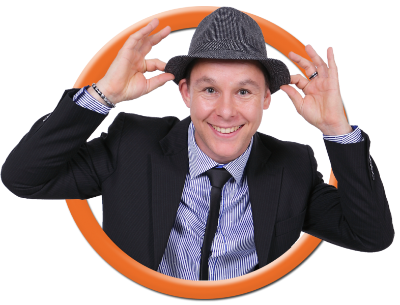 DJ Markus Schuh mit Hut aus Augsburg schaut durch Kreis