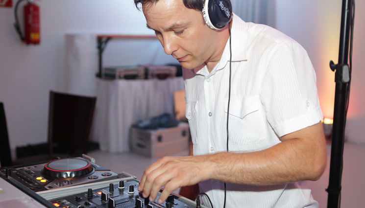Hochzeits-DJ Markus Schuh am Mischpult